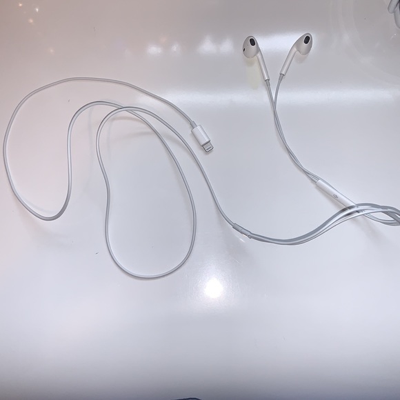 Apple Headphones with Lightning Connector - Picture 3 of 4